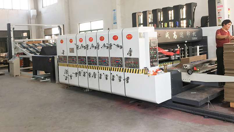 仁成紙箱印刷機(jī)印刷精度高，印刷色帶，小字網(wǎng)點(diǎn)效果好